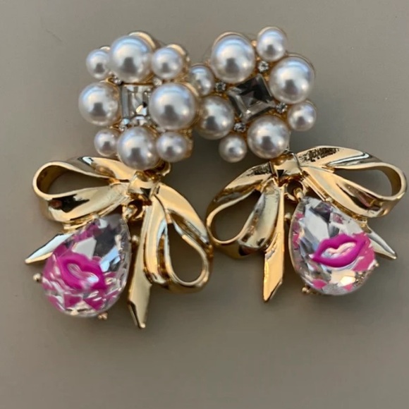 New BETSEY JOHNSON Pearly Bow Crystal Earrings - Picture 1 of 10